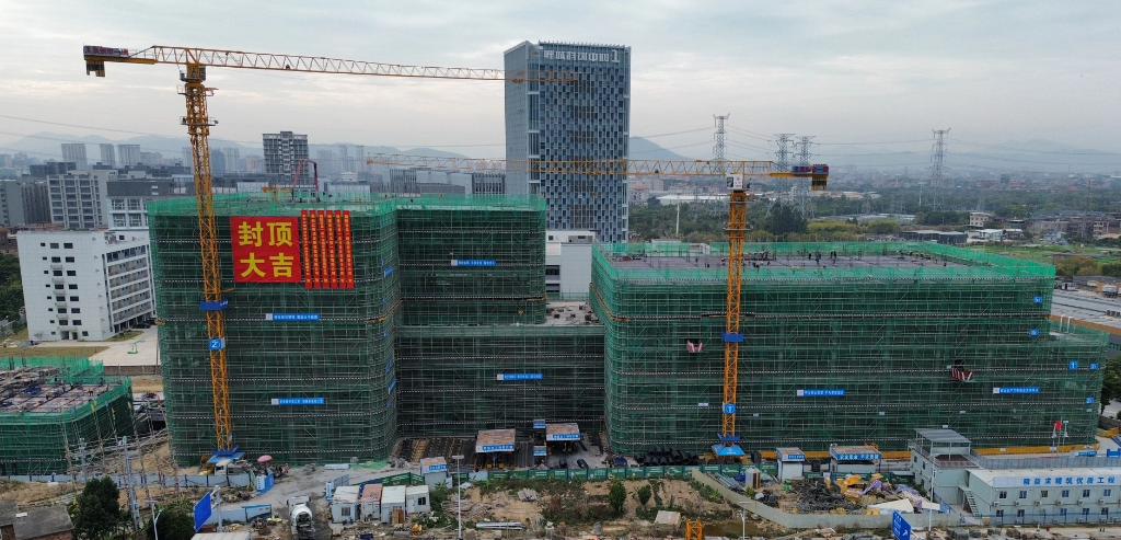 首栋封顶！“战江南”再提速！(图1)