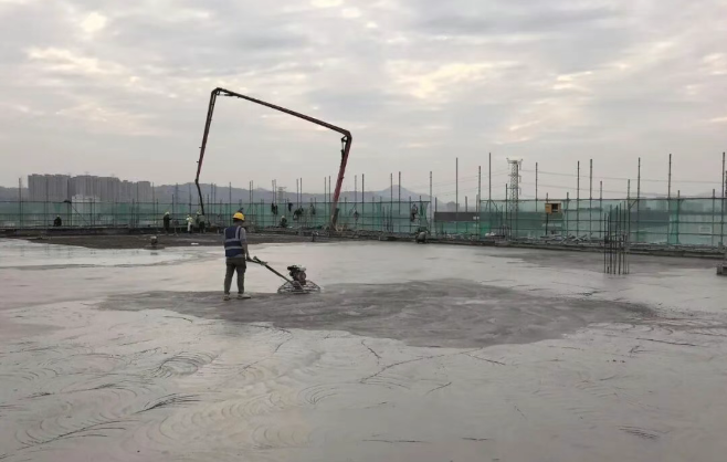 首栋封顶！“战江南”再提速！(图2)