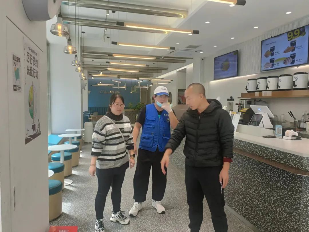 何宏平部长检查餐饮场所