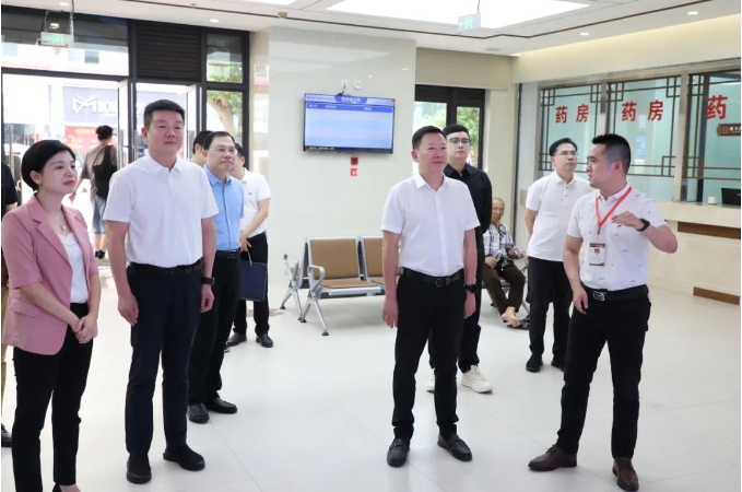 区委主要领导慰问一线护理人员-鲤城区人民政府